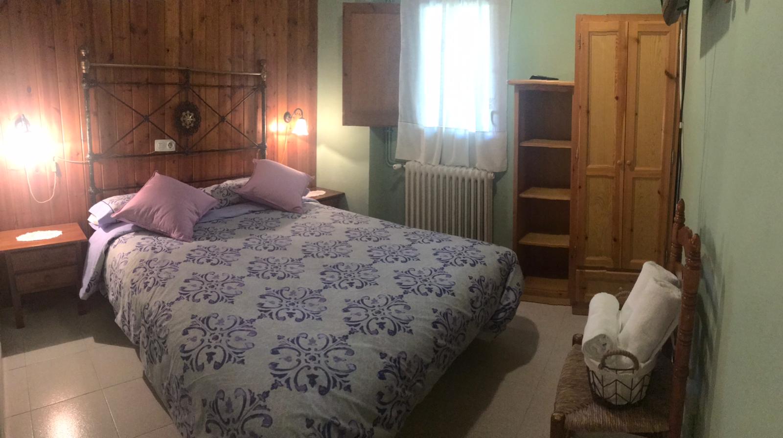 Room with double bed in Cal Farragetes (breakfast included)